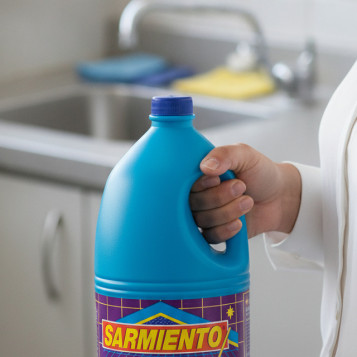 ▷ LEJIA CON DETERGENTE 2 LITROS SARMIENTO Q03013 BOTE AZUL | Taine - Imagen 2
