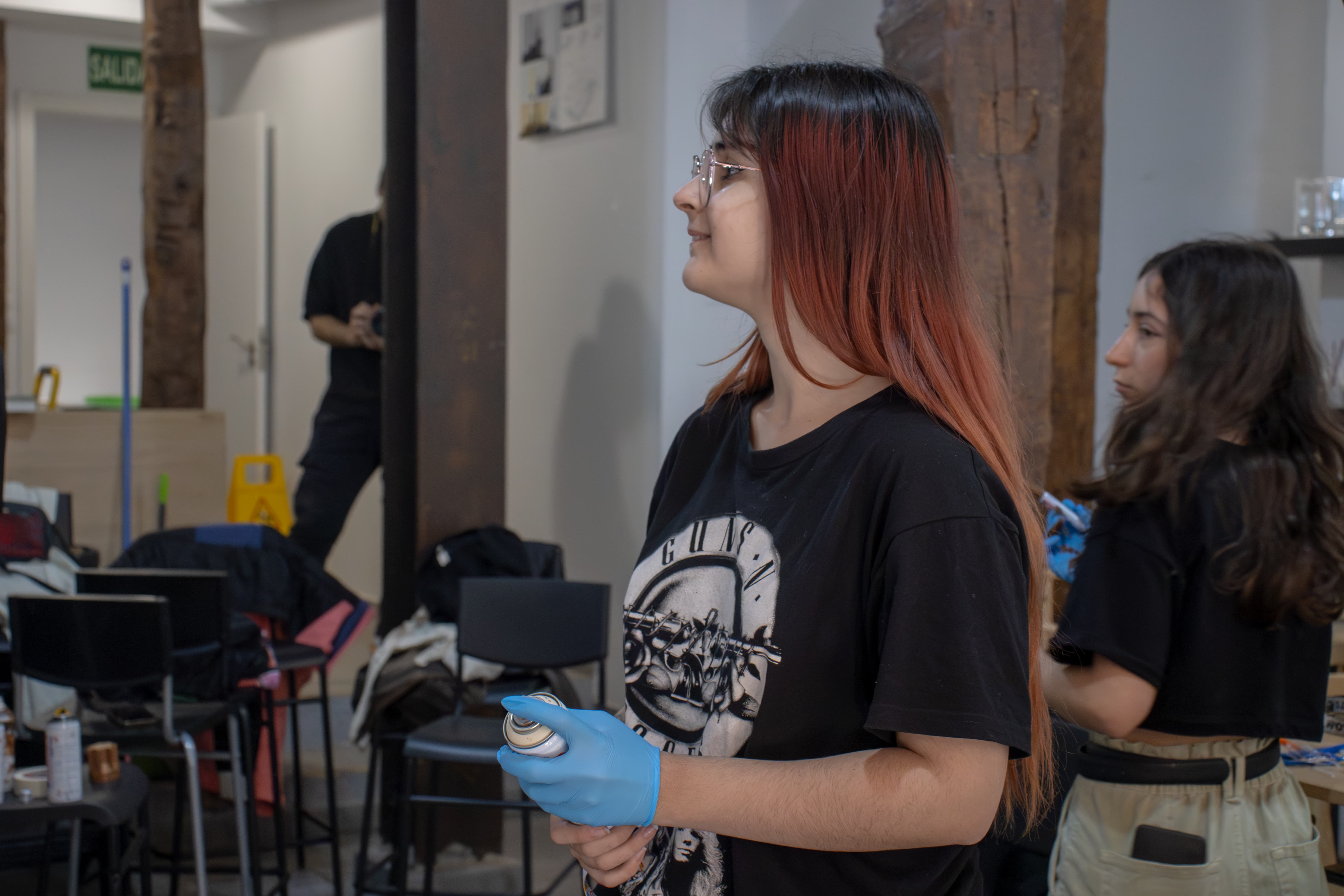 Participantes usando sprays Edding